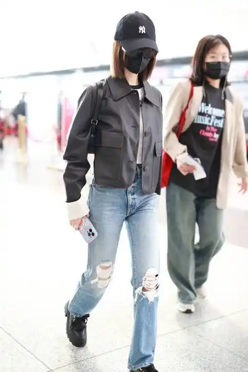 毛晓彤皮衣配破洞牛仔裤造型现身机场 简约休闲风学起来_北京_棕色