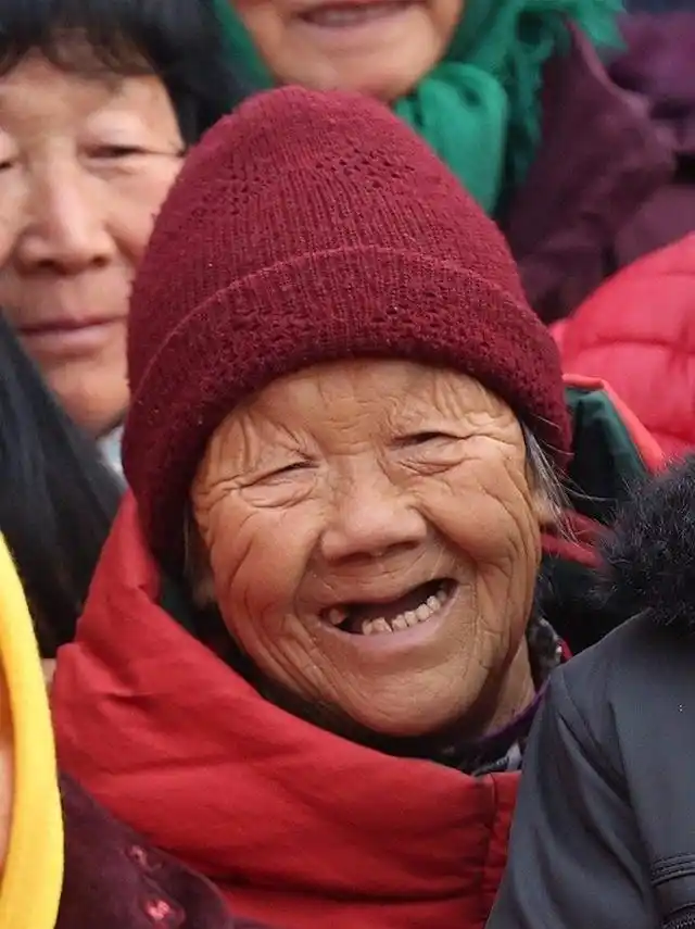 直击9张农村高龄老人会心的笑容,让我看到了真诚