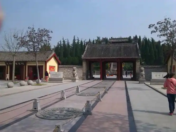 之子阏伯所建造的观星台遗址,它比东汉天文学家张衡在洛阳建的灵台,还