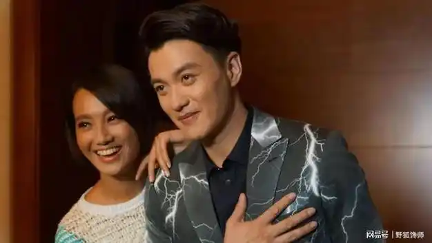 朱丹夫妻一进电梯周一围就揽过朱丹两人在电梯里就亲起来