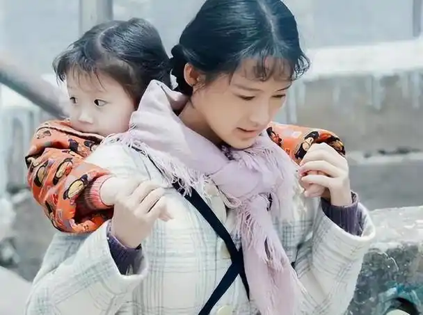 事实证明32岁不温不火的李沁已经靠卖惨打出了一副王炸