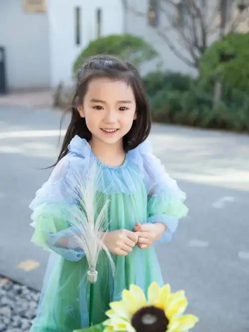 不一样小孩|董璇女儿小酒窝的精灵裙