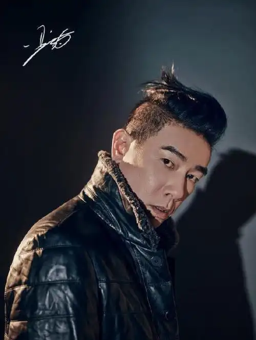 52岁陈小春再登封面戴固定发卡颜值回春网友真帅