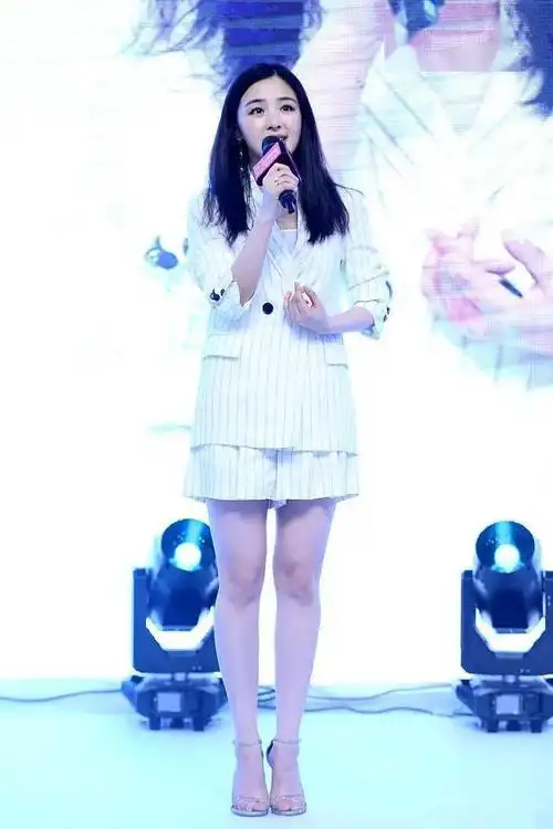 张含韵回应恋情首现身穿4k皮衣配5w包包太高调甜妞变酷girl