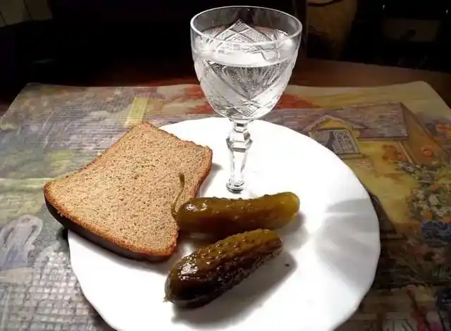 头条问答 - 为啥俄罗斯人喝伏特加都是一口闷,而且就喝一杯?