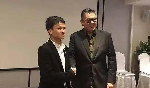 80后厨师撞脸马云,不甘被埋没两度来到西湖举牌:马云,我想见你_新平