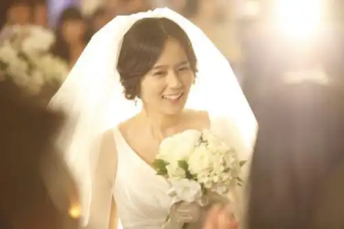 组图:韩佳人穿洁白婚纱 新娘造型拍洗衣机广告