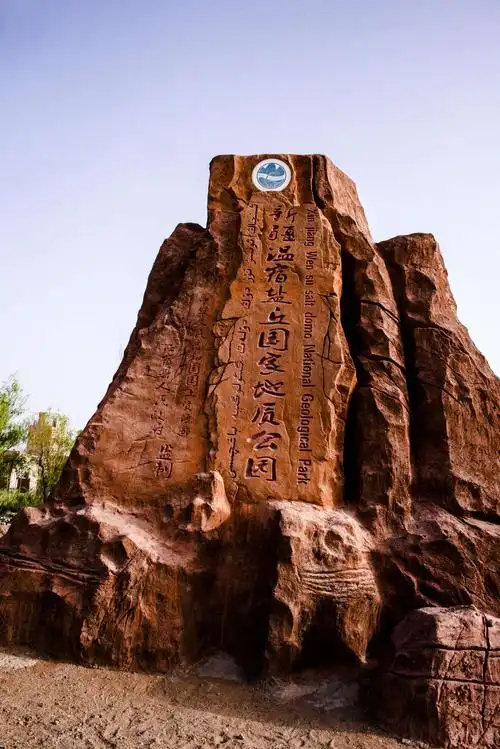 写美篇温宿大峡谷位于天山山脉南簏,托木尔峰国家级高山自然保护区