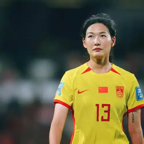 女足女神杨莉娜穿晚礼服亮相:杨莉娜被称为女足江疏影_中国女足_亚运