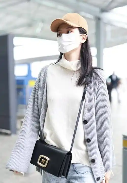 乔欣机场街拍,白色高领毛衣配灰色针织开衫,温暖休闲好经典_黑色_牛仔