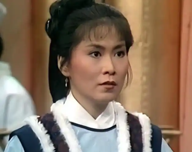 李司棋拎万元包现身请14人吃自助餐太豪气已在内地买养老别墅