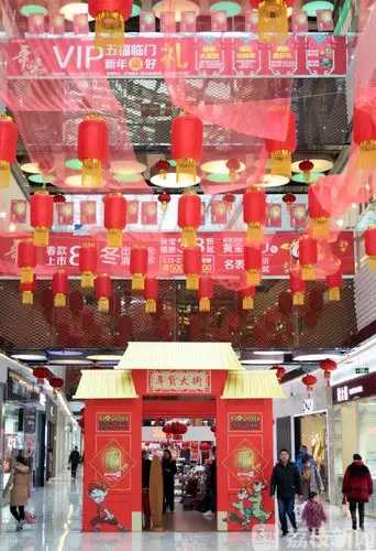 2月16日是大年初一,众多市民走进常州市区各大商场购物休闲,在灯笼