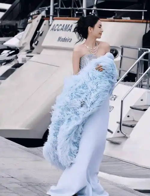 不规则抹胸白色长裙,加上腰上别致的腰带,让佟丽娅看上去简直像只优雅