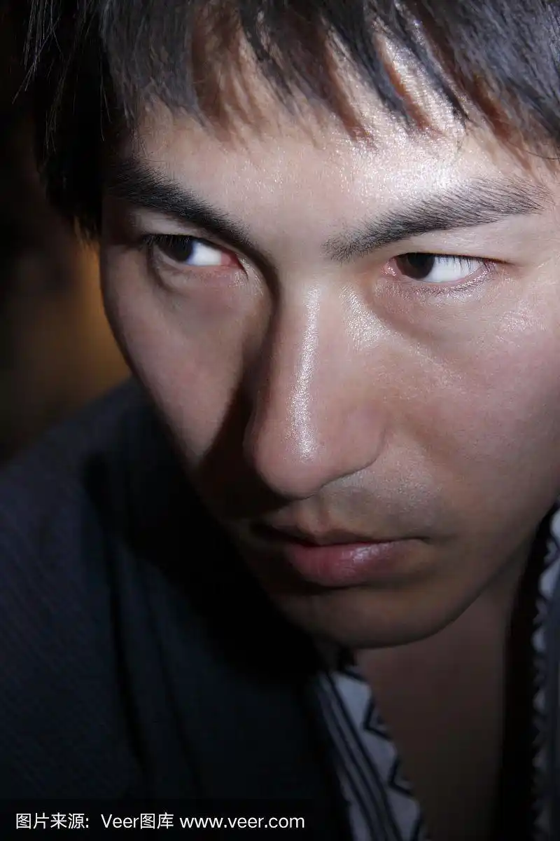 戴着浴巾,眼神犀利的男人