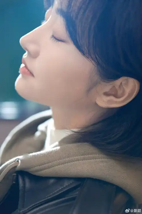 景甜晒短发照#景甜短发照来啦~短发77黑色皮衣又甜又辣的甜甜登场!