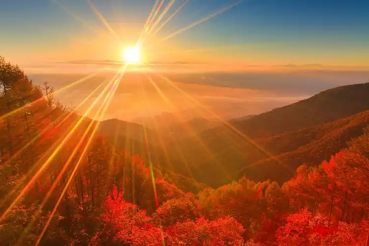 日本长野县,yatsugatake山和云覆盖的村庄的日出图片下载