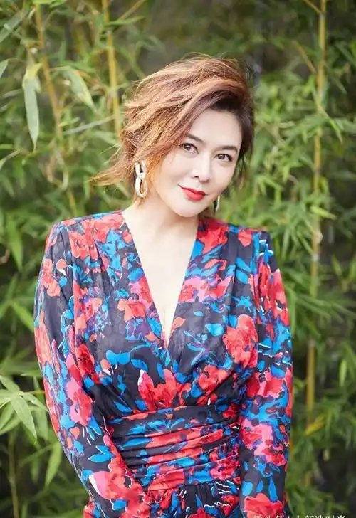 关之琳57岁好时尚为秀身材深v装故意穿小码搭配丝袜太抢镜