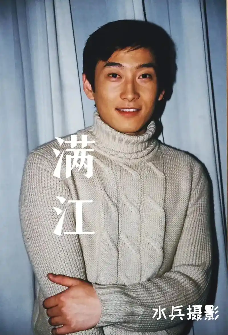 水兵摄影:中国内地流行乐男歌手-满江.【满江简介选自网络】  - 抖音