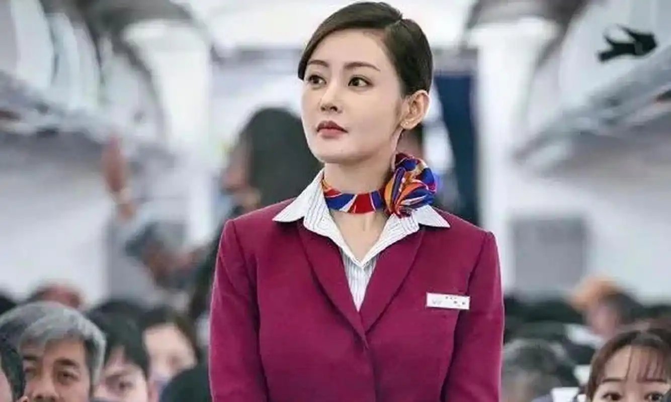张天爱# 《中国机长》中张天爱饰演空姐,清纯可爱,成熟性感,又有一些