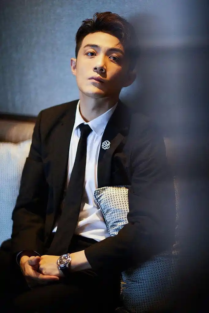 李泽锋白玉兰造型写真帅气逼人西装配白玉兰胸针沉稳大气