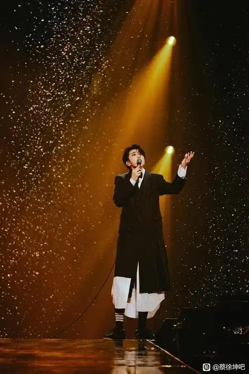 蔡徐坤用应援棒送粉丝回家,真的会被一些真诚和浪漫打动