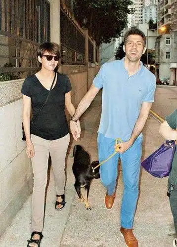 梁咏琪与女儿扮小猫小兔,如此幸福背后有老公给力支持!