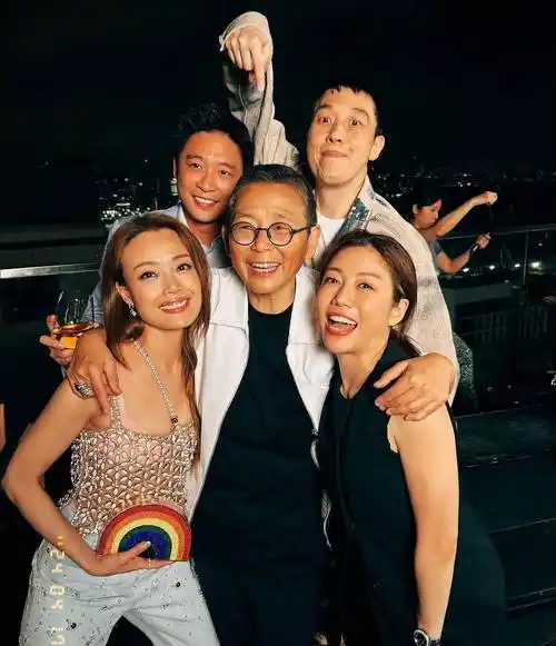 57岁周慧敏罕见与丈夫倪震同框参加派对恩爱合影力破婚变传闻