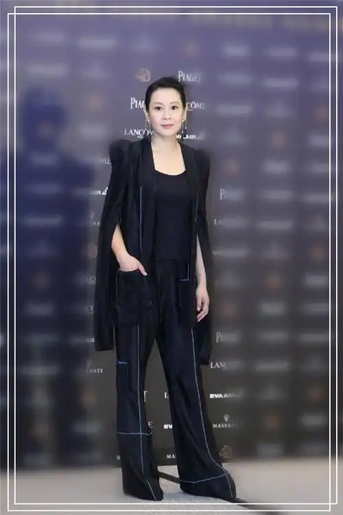 刘若英能不能长点心!160身高也敢穿180长裤,网友:这腿真没救了