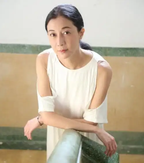 吴绮莉否认向成龙要天价抚养费,承认家暴女儿,对方认父让她恐惧_腾讯