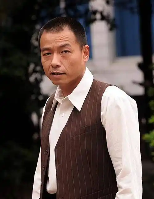 50岁演员王挺:从警察转行当演员,为父还债千万,珍惜第二段婚姻_父亲