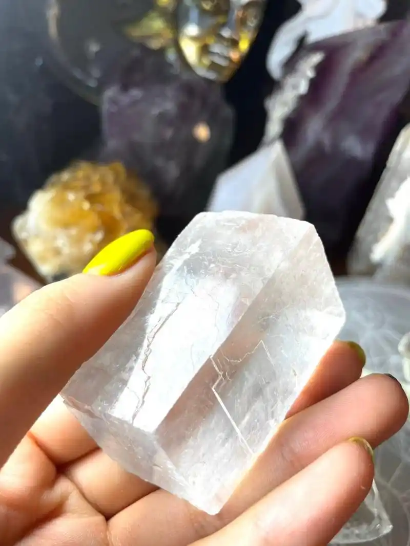 【已结缘】透明方解石原石07 敲击方解石可以得到很多方形碎块 故名