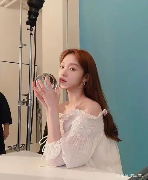 分享韩国女明星李圣经的日常生活照,她不仅颜值高还身材比例超好