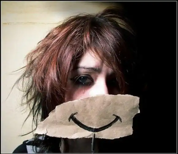 爱笑的我,却只好这样微笑,不爱哭的我,还是那样没留住咸咸的透明液体.