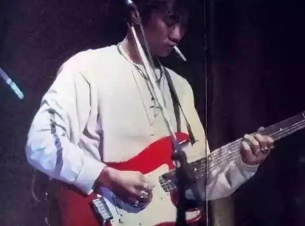 还很fresh 说起来,貌似很多青年都是因为不羁放纵的黄家驹,桀骜不驯的