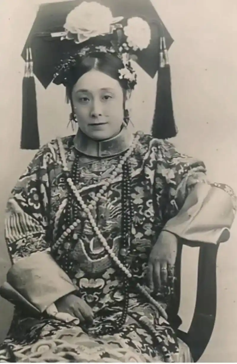 从小就随父亲出使日本和法国,年仅-7岁的德龄掌握