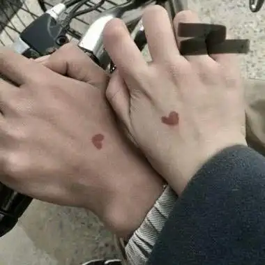 手控情侣头像祝天下所有情侣手牵手