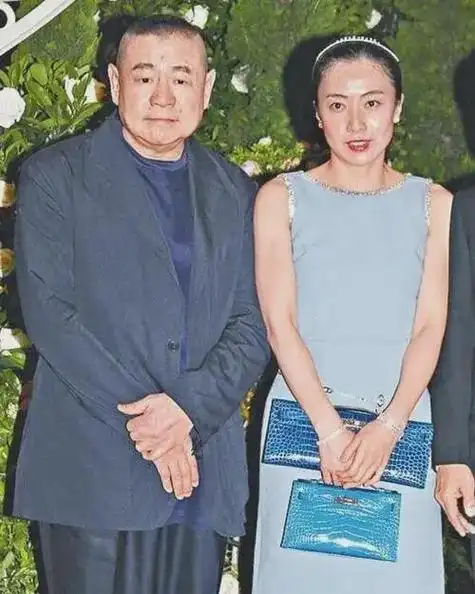 当刘銮雄屡屡爆出桃色新闻之后,他的正宫妻子宝咏琴还没发出声音,"