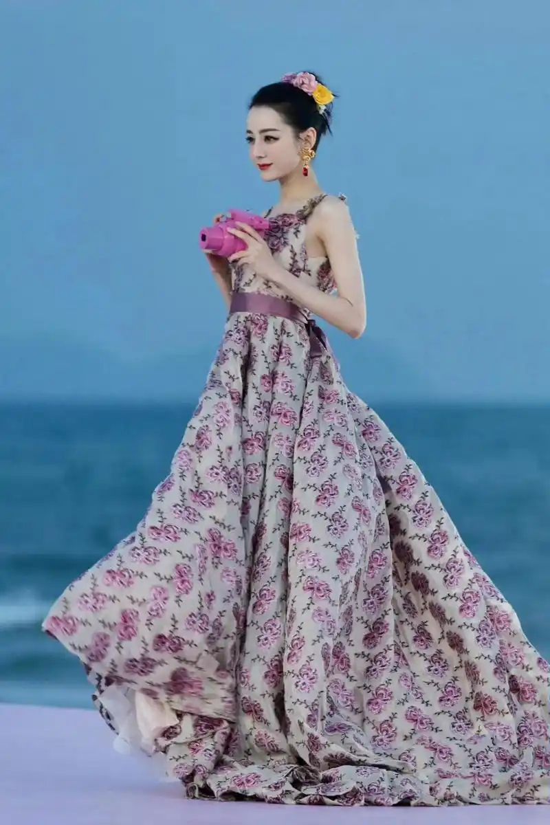 海边秀场 ,智族gq海边落日红毯!#美出高级感 #迪丽热巴  - 抖音