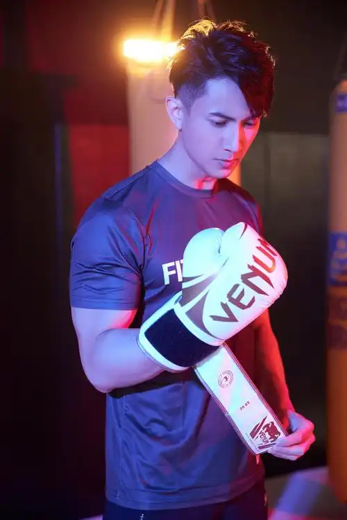 飞纵健身创始人吴尊现身深圳为开业助力 现场分享健康生活