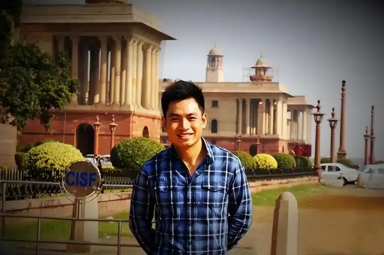 回顾央视主播何岩柯含泪拯救母亲将爱扩散如今未婚也幸福