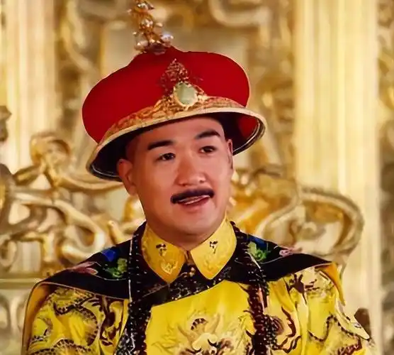 张国立在剧中扮演了三个不同的角色:他是英明正直的皇帝,为百姓伸张