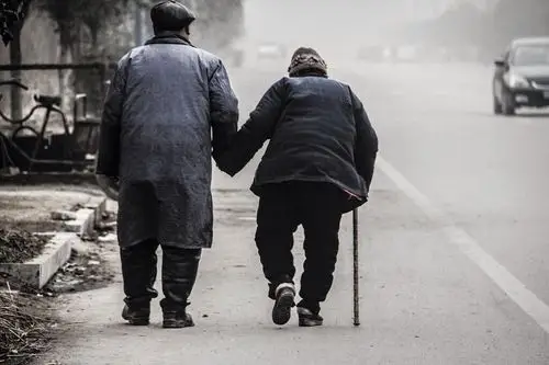 拍摄于江苏徐州沛县,一次外出的路上遇到了这对老年人,瞬间看到了心里