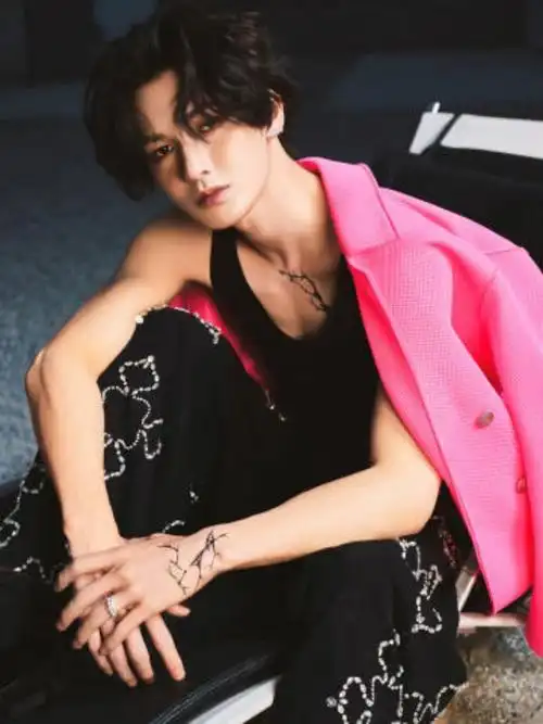 朱正廷粉色亮色西装造型