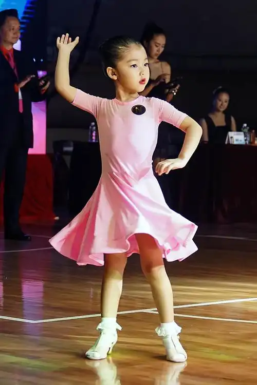 著名拉丁舞冠军陆宁,张丁芳夫妇和陆妈妈带着他们宝贝女儿也来参加