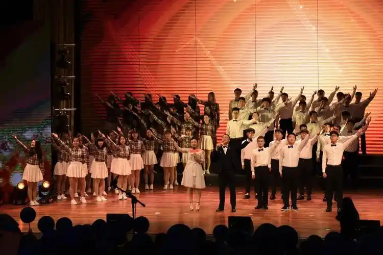 在七彩灯光和五彩花球的印衬下,合唱团用新颖的编排《畅想新时代》