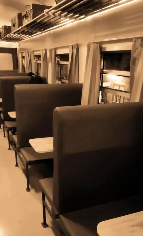 我走进绿皮车厢,看到久违了的老式座椅,内心不禁感慨万千.