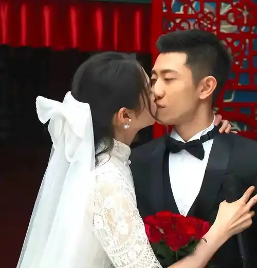 关晓彤张一山《曾少年》剧照曝光,甜蜜亲吻,网友热议:鹿晗吃醋_合作