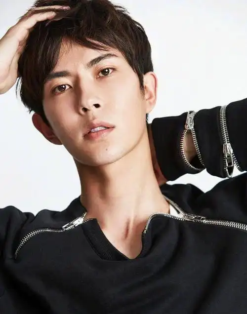 段奕宏,本名段龙,1973年5月16日出生于新疆伊犁伊宁市,中国内地男演员