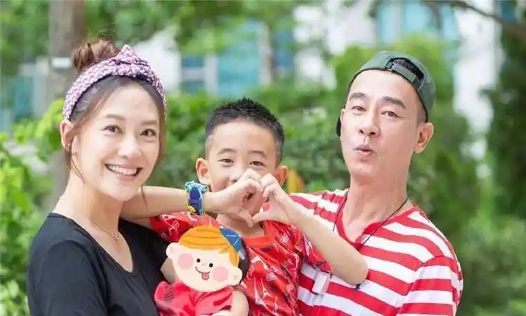 陈小春应采儿结婚10周年,相差16岁感情依旧甜蜜,令人羡慕.