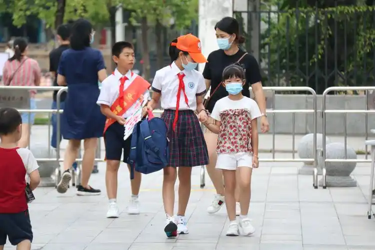 图为莞城建设小学开学典礼现场图为莞城步步高小学开学典礼现场在